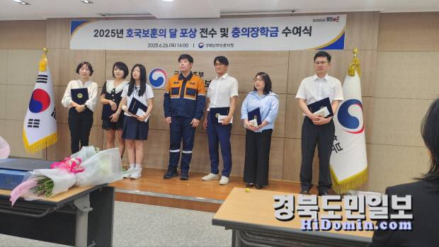 지난 6월 2025년 충의장학금 수여식에 참석한 이성호 씨가 장학금을 전달하고 기념 촬영을 하고 있다.