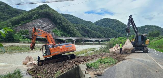 20일 울산시 울주군 범서읍 사연교 인근 태화강변에서 지름 900mm짜리 상수도 송수관로가 파손돼 복구 작업이 진행 중이다. 이 영향으로 울주군 언양읍 등 6개 읍·면 지역에 상수도 공급이 중단된 상태다. 연합뉴스