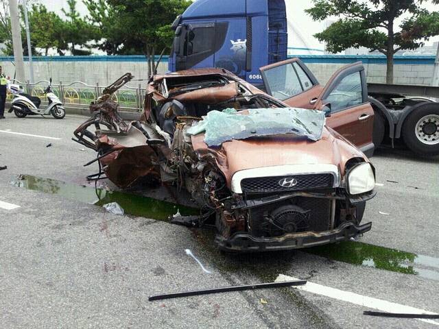 2016년 8월 부산 남구 감만동에서 발생한 급발진 의심 싼타페 사고 차량. 당시 싼타페가 트레일러에 들이받으면서 운전자를 제외한 일가족 4명이 숨졌다. 부산일보DB