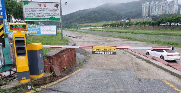 김천시가 '김천형 차량 침수 위험 신속알림시스템'을 새롭게 도입, 운영해 이달 두 차례 호우주의보가 발효에도 100% 차량 이동이 이뤄져 효과를 보고있다.