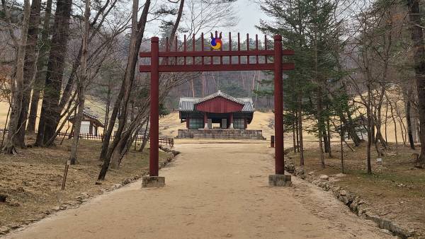 진입공간과 홍살문