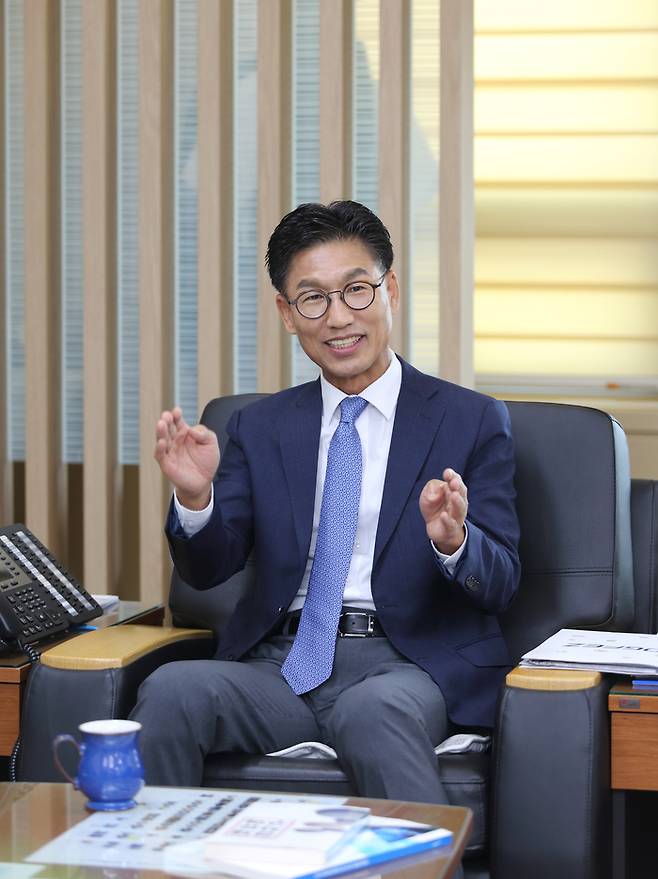 김병삼 대구경북경제자유구역청장이 영천하이테크파크지구의 강점에 대해 설명하고 있다. <DGFEZ 제공>