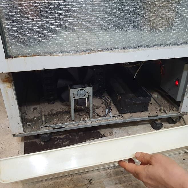 18일 대구 북구 노곡동의 한 가게 안에서 주민이 빗물에 침수됐던 냉장고 내부를 보이고 있다. 노진실 기자