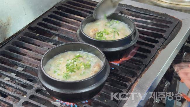 초복인 20일 오전 제주시 도남동 한 식당에서 삼계탕이 끓고 있다.
