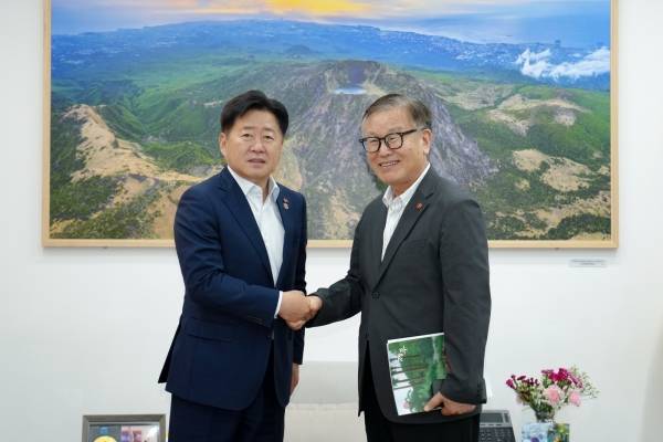 오영훈 제주도지사(왼쪽)은 지난 18일 집무실에서 허상수 진실화해위 비상임위원과 면담을 가졌다.