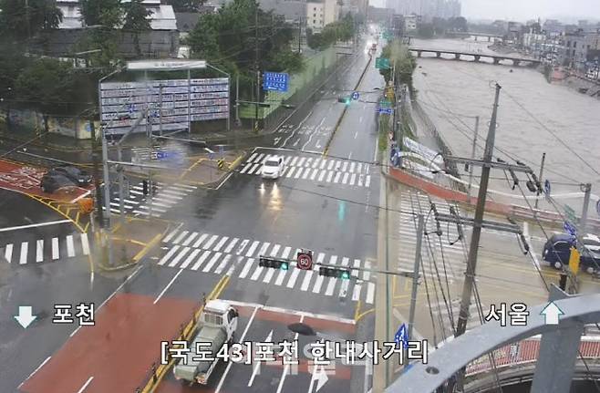 포천시 국도43호선을 따라 흐르는 포천천에 홍수주의보가 발령됐다.(사진=국토교통부 교통cctv)