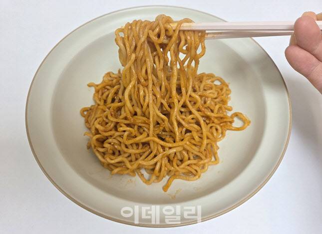 중국산 모방 제품을 조리한 모습. 양념은 불닭볶음면과 유사하지만, 면발은 밀도가 낮고 탄력도 떨어진다. (사진=한전진 기자)
