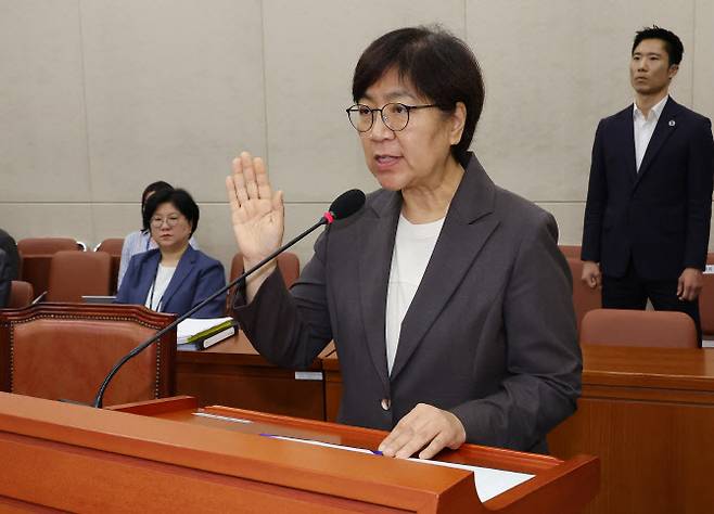 정은경 보건복지부 장관 후보자가 18일 국회 보건복지위원회에서 열린 인사청문회에서 선서하고 있다. (사진=연합뉴스)