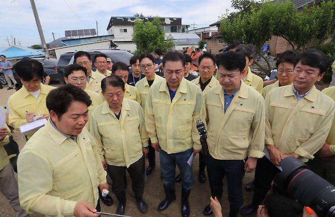 20일 김병기(가운데) 더불어민주당 대표 직무대행 겸 원내대표와 김병주(왼쪽 두번째) 최고위원, 문진석 원내운영수석부대표(오른쪽) 등 민주당 지도부가 충남 아산시 염치읍 수해 현장을 찾아 오세현(왼쪽) 시장의 현황 보고를 받고 있다.(사진=연합뉴스)