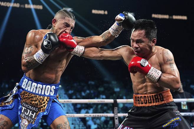 매니 파퀴아오(오른쪽)가 마리오 바리오스와 강한 펀치를 주고받고 있다. 사진=AP PHOTO