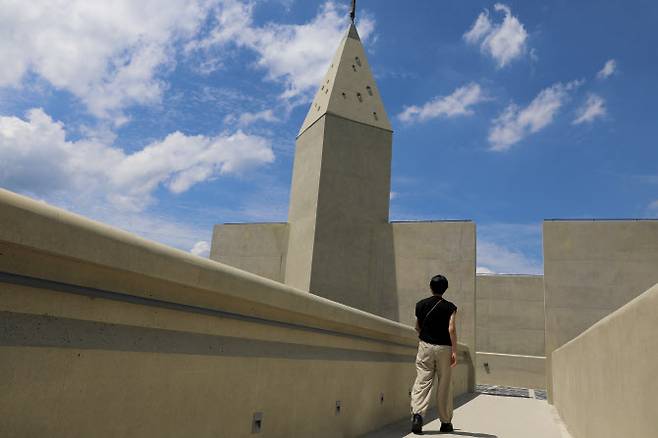 성 베네딕도회 왜관수도원 문화영성센터 내부의 하늘성당으로 건너는 다리 (사진=한국관광공사)