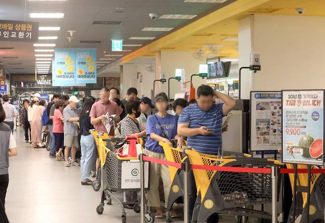 국내 대형마트인 이마트의 초복 행사 첫날인 17일 서울 이마트 용산점에서 오픈 전부터 고객들이 줄을 서고 있다. (사진= 연합뉴스)