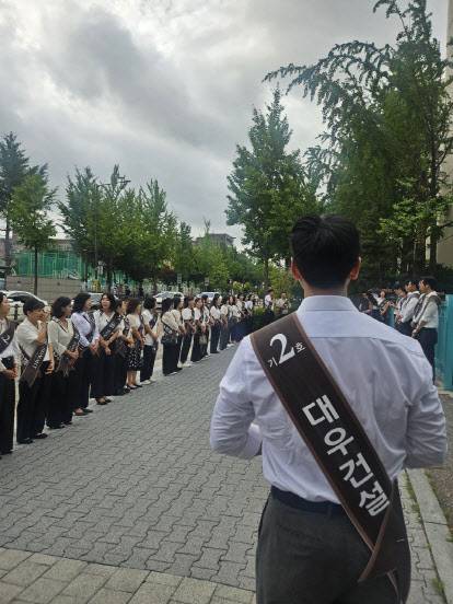 대우건설 임직원들이 지난 2일 서울 강남구 일원동 개포우성7차에서 도열행사를 진행하고 있다.(사진=대우건설)
