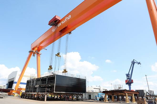 한화필리십야드 골리앗크레인이 대형 블록을 이동시키기 위해 준비중이다. (사진=한화오션)