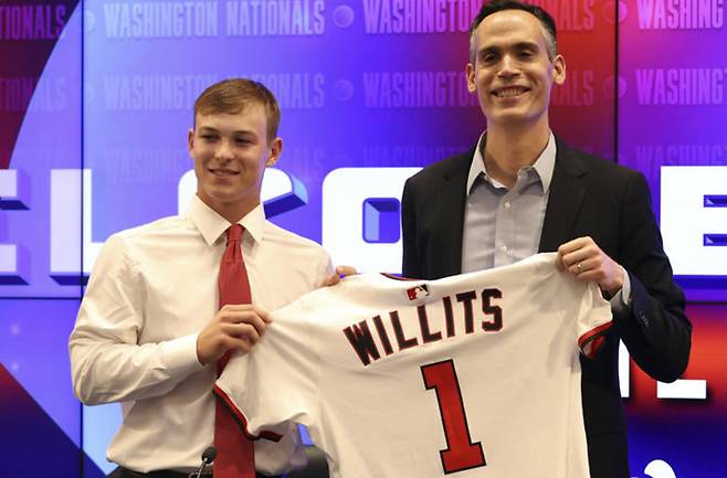 &nbsp;(워싱턴 구단과 공식 입단식을 가진 엘리 윌리츠(왼쪽)와 마이크 드바틀로 워싱턴 임시 단장)