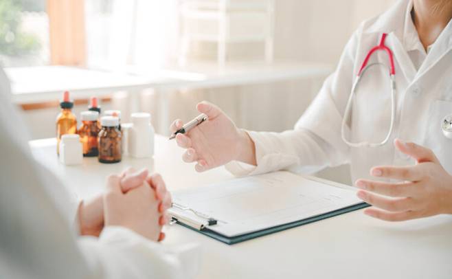 병원에서 의사가 환자를 진료하고 있다. [사진=게티이미지뱅크]