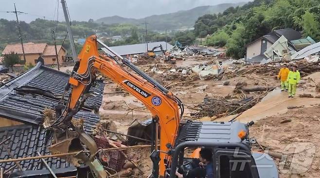 19일 오후 폭우로 발생한 산사태로 주택이 매몰돼 주민 3명이 실종된 경남 산청군 산청읍 부리마을에서 경남소방이 굴착기를 투입해 인명 수색에 나서고 있다. 이날 오후 3시까지 산청에는 일 강수량 600㎜를 기록하면서 전 군민 대피령이 내려지고, 국가소방동원령이 발령됐다.(경남소방본부 제공. 재판매 및 DB금지) 2025.7.19 / 뉴스1 ⓒ News1 박민석 기자