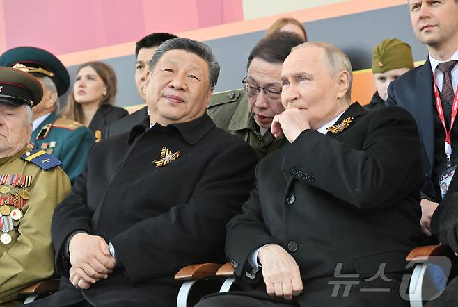 5월 9일(현지시간) 오전 러시아 수도 모스크바 붉은광장에서 소련의 제2차 세계대전 승리 80주년을 기념하는 대규모 군사 퍼레이드가 진행되는 가운데 블라디미르 푸틴 러시아 대통령과 시진핑 중국 국가주석이 담소를 나누고 있다. 2025.05.09 ⓒ 로이터=뉴스1 ⓒ News1 최종일 선임기자