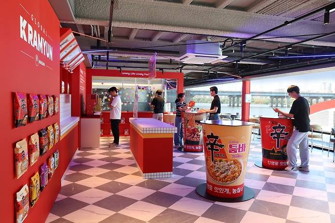 농심 한강버스 선착장 너구리의 라면가게(농심 제공)