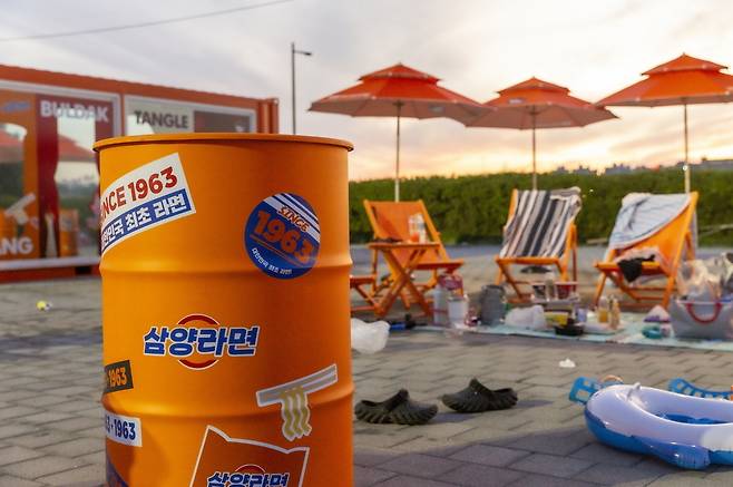 서울 잠원 한강공원 수영장. 물놀이 후 시민들이 휴식을 취할 수 있도록 드럼통 스탠딩 테이블과 선베드, 파라솔이 마련돼 있다.(삼양식품 제공)
