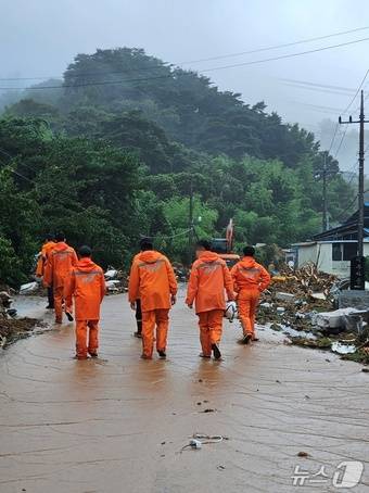 산청군 부리마을 실종자 수색 작업을 위해 이동하는 소방관들. 2025.7.20/뉴스1 한송학기자