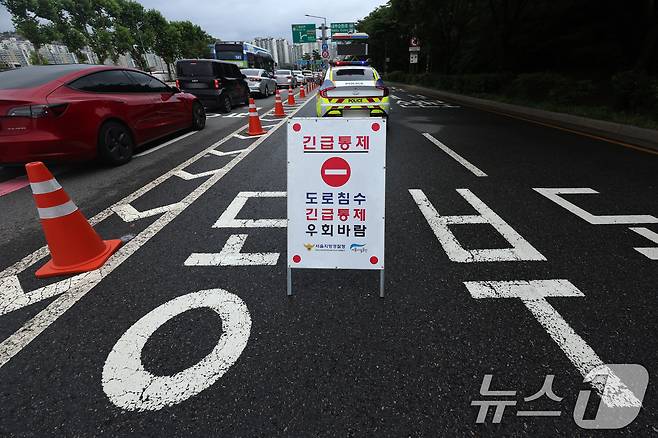 경기 북부 지역에 내린 집중 호우로 서울 중랑천 수위가 상승한 20일 오전 서울 성동구 동부간선도로 성수JC 입구가 통제돼 있다.  2025.7.20/뉴스1 ⓒ News1 황기선 기자