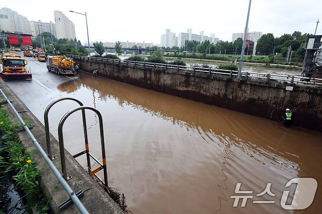 경기 북부 지역에 내린 집중 호우로 서울 중랑천 수위가 상승한 20일 오전 서울 노원구 월계1교 인근 동부간선도로에서 서울시설관리공단 관계자들이 도로 정비작업을 하고 있다.  2025.7.20/뉴스1 ⓒ News1 황기선 기자