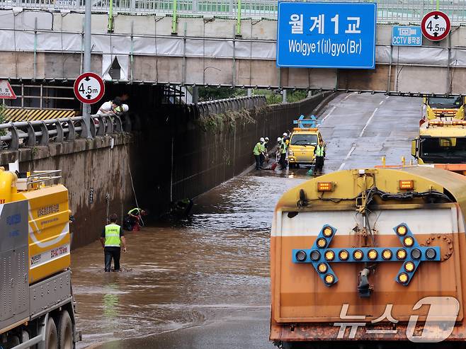 경기 북부 지역에 내린 집중 호우로 서울 중랑천 수위가 상승한 20일 오전 서울 노원구 월계1교 인근 동부간선도로에서 서울시설관리공단 관계자들이 도로 정비작업을 하고 있다.  2025.7.20/뉴스1 ⓒ News1 황기선 기자