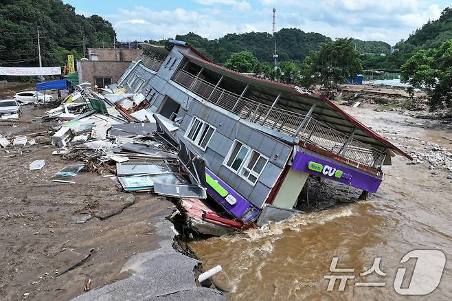 20일 경기 가평군 조종면의 한 편의점 건물이 집중호우에 무너져 내려 있다. 2025.7.20/뉴스1 ⓒ News1 신웅수 기자
