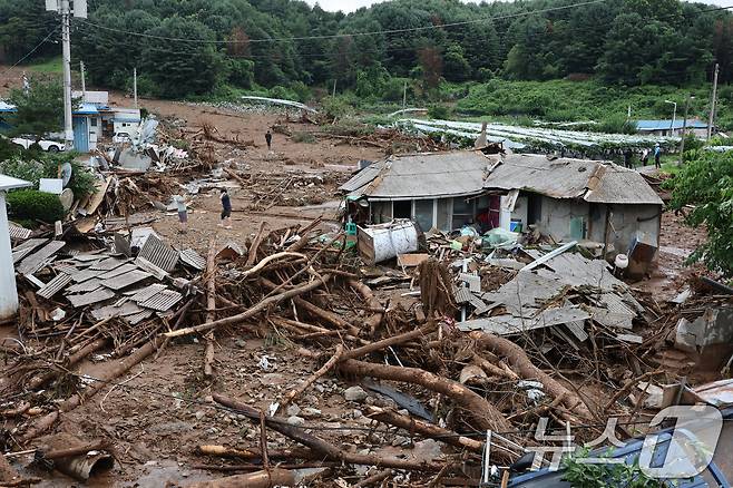 20일 경기 가평군 신상리의 한 야산에서 산사태가 발생해 주택이 파손되어 있다.  2025.7.20/뉴스1 ⓒ News1 신웅수 기자