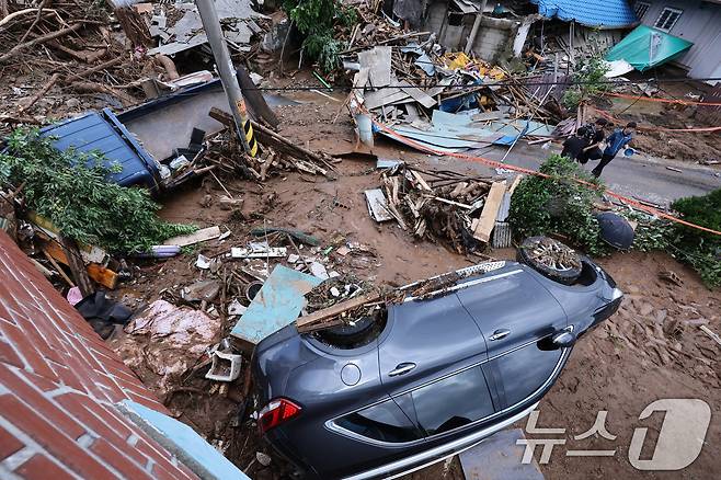 20일 경기 가평군 신상리의 한 야산에서 산사태가 발생해 차량이 넘어져 있다.  2025.7.20/뉴스1 ⓒ News1 신웅수 기자