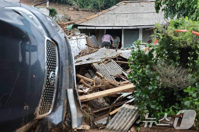 20일 경기 가평군 신상리의 한 야산에서 산사태가 발생해 주택이 파손되어 있다.  2025.7.20/뉴스1 ⓒ News1 신웅수 기자