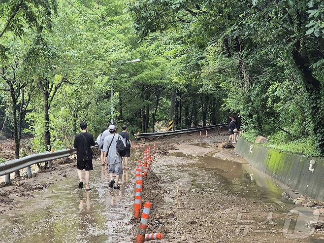 20일 경기 가평군 조종면 마일리에서 수해를 입은 주민들이 탈출하고 있다. 2025.7.20/뉴스1 ⓒ News1 양희문 기자