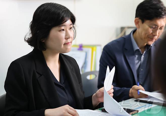 허지원 관악경찰서 집중수사팀 팀장(왼쪽)과 윤신규 관악경찰서 수사1과장이 11일 오전 서울 관악경찰서에서 뉴스1과의 인터뷰를 하고 있다. 2025.7.15/뉴스1 ⓒ News1 권현진 기자