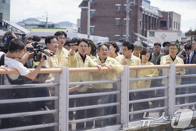 김민석 국무총리와 강기정 광주시장이 20일 극한 호우 침수 피해 지역인 광주 북구 신안교 일대를 찾아 현장을 살펴보고 있다.(광주시 제공. 재판매 및 DB 금지) 2025.7.20/뉴스1 ⓒ News1 박준배 기자