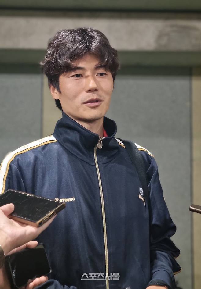 Ki Sung -yong is interviewed by the Mix Zone after the 19th Jeonbuk War. Photo | Pohang = Joon -beom Park
