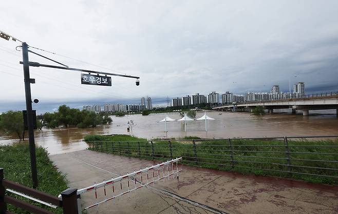 17일 홍수주의보가 발령된 경기도 평택시 군문교 일대 안성천이 불어나 있다. 사진 | 연합뉴스