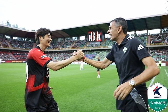 기성용(왼쪽)과 전북 포옛 감독이 19일 맞대결을 앞두고 인사하고 있다. 사진 | 한국프로축구연맹