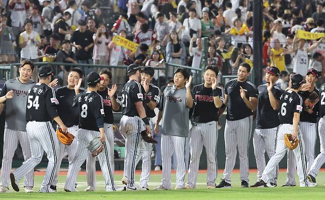 LG 선수들이 지난 1일 부산 사직야구장에서 열린 2025 KBO리그 롯데전에서 3대2로 승리한 뒤 승리의 기쁨을 나누고 있다. 사진 | 연합뉴스