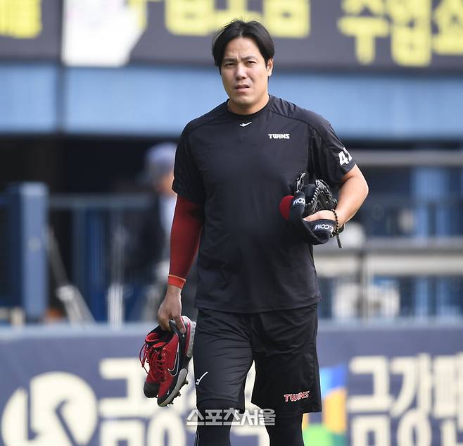 LG 김진성이 서울 잠실구장에서 열리는 KT와 2024 KBO 준플레이오프 5차전에 앞서 훈련 준비를 하고 있다. 잠실 | 최승섭기자 thunder@sportsseoul.com