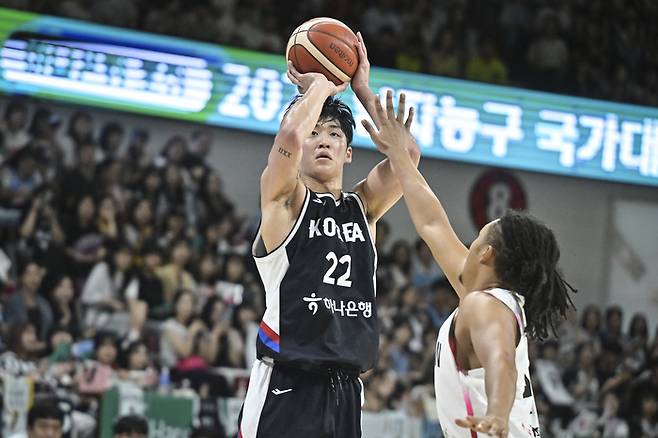 여준석이 3점슛을 시도하고 있다. 사진 | 대한민국농구협회