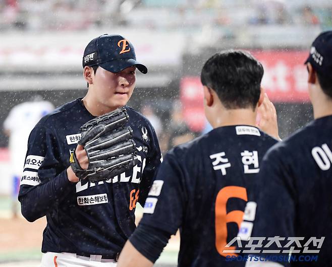 5회말 실점 위기를 넘기고 마운드를 내려오는 한화 조동욱.