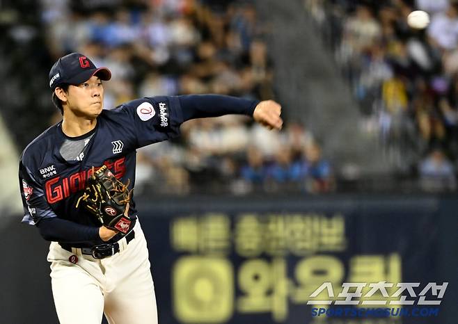 19일 잠실야구장에서 열린 롯데와 LG의 경기, 1루 견제구를 던지는 롯데 홍민기. 잠실=허상욱 기자wook@sportschosun.com/2025.07.19/