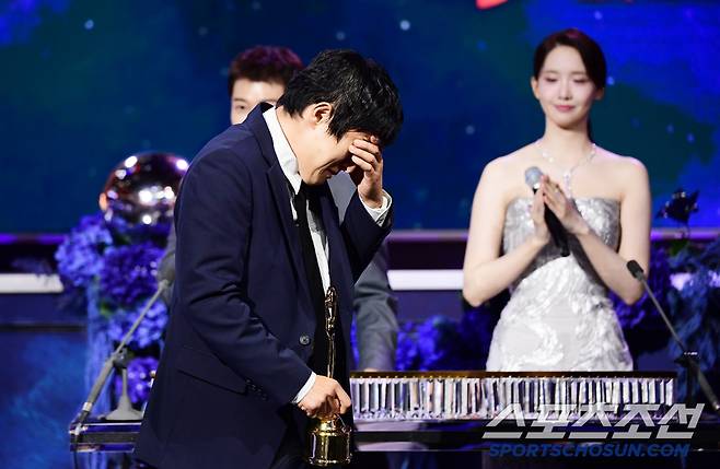 제4회 청룡시리즈어워즈(Bluedragon Series Awards)가 18일 인천 파라다이스시티에서 열렸다. 남자예능인상을 수상한 기안84가 수상 소감을 마친 뒤 무대에서 내려오고 있다. 인천=허상욱 기자 wook@sportschosun.com/2025.07.18/