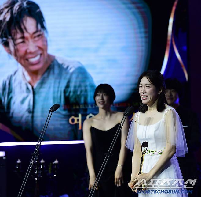 제4회 청룡시리즈어워즈(Blue Dragon Series Awards)가 18일 인천 파라다이스시티에서 열렸다. 여우조연상 수상한 염혜란. 인천=송정헌 기자songs@sportschosun.com/2025.07.18/