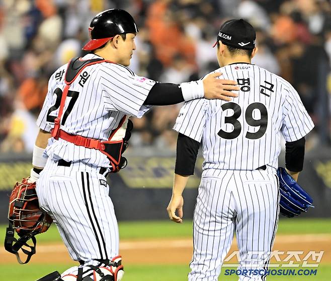 27일 잠실야구장에서 열린 한화와 LG의 경기, LG가 2대1로 승리했다. 승리의 기쁨을 나누는 박명근 박동원 배터리의 모습. 잠실=허상욱 기자wook@sportschosun.com/2025.05.27/