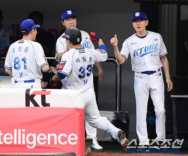 19일 수원 케이티위즈파크에서 열린 KT와 한화의 경기. 3회말 1사 1, 3루. KT 김상수 포수 파울플라이 타구 때 득점에 성공한 KT 이정훈. 수원=송정헌 기자songs@sportschosun.com/2025.07.19/