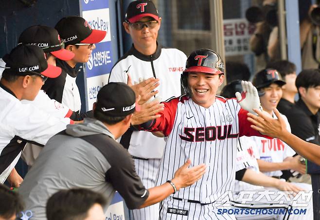 20일 잠실구장에서 열린 LG 트윈스와 롯데 자이언츠의 경기. 1회말 1사 LG 문성주가 솔로포를 날린 뒤 환호하고 있다. 잠실=박재만 기자 pjm@sportschosun.com/2025.07.20/