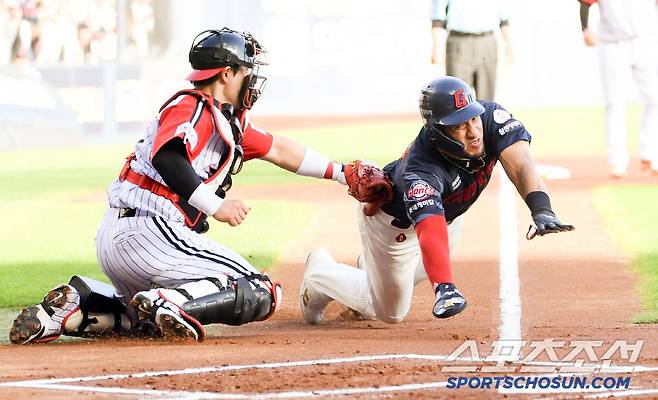 20일 잠실구장에서 열린 LG 트윈스와 롯데 자이언츠의 경기. 1회초 2사 3루 롯데 윤동희 안타 때 홈을 노리던 레이예스가 태그 당하고 있다. 잠실=박재만 기자 pjm@sportschosun.com/2025.07.20/