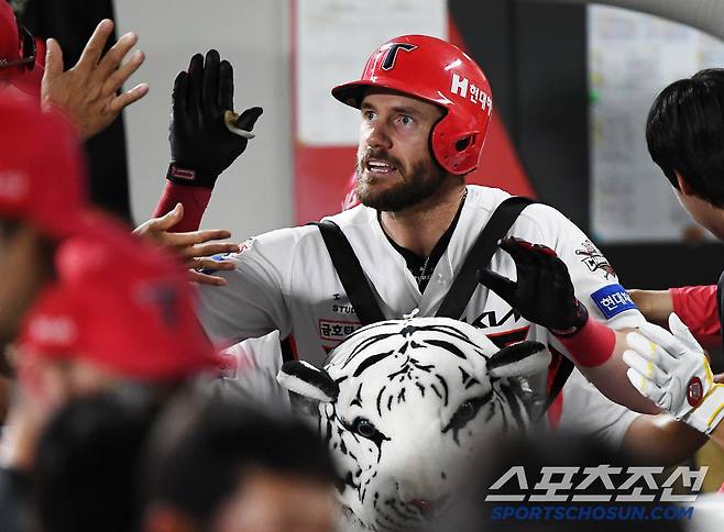 4일 광주 기아 챔피언스필드에서 열린 롯데-KIA전. 8회말 2사 1루 위즈덤이 투런포를 친 후 동료들과 환호하고 있다. 광주=정재근 기자 cjg@sportschosun.com/2025.7.4/